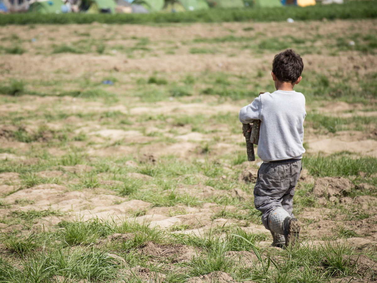 csm_AdobeStock_325690569_Kind_Fluechtlinge_395f173ac9 Caritasverband für den Landkreis Kitzingen e.V. – Traumata und Arbeitsverbote: So geht es Afghanen in Kitzingen