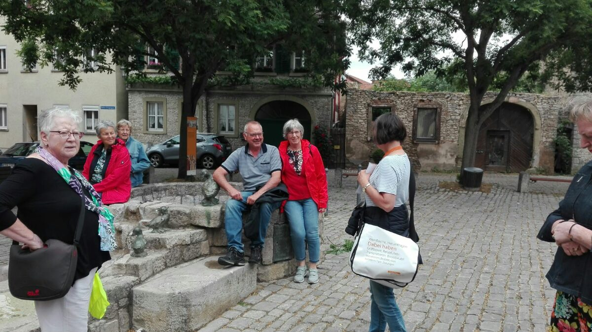 Zfe_Volkach_Brunnen Caritasverband für den Landkreis Kitzingen e.V. – „Zeitverschenker-Familie“ in Volkach „Von Tor zu Tor“ unterwegs