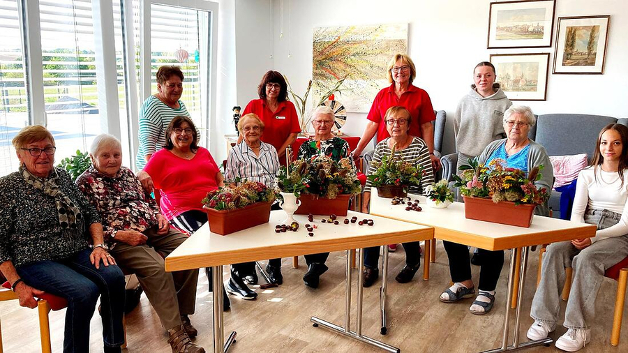 Tagesgäste-Bastler_29.09.23 Caritasverband für den Landkreis Kitzingen e.V. – Herbstliches Basteln in der Caritastagespflege St. Hedwig