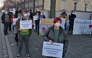 Unterstützen Caritas und Diakonie Dumpinglöhne und Profite in der privaten Altenhilfe? Die Gewerkschaft ver.di fordert – wie hier in Nürnberg – zu Protesten vor Einrichtungen der Caritas auf. „Es trifft die Falschen“, ist sich Caritas-Präsident Peter Neher sicher.